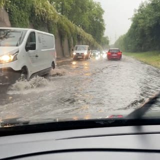 Überschwemmte Neckartalstraße in Heilbronn