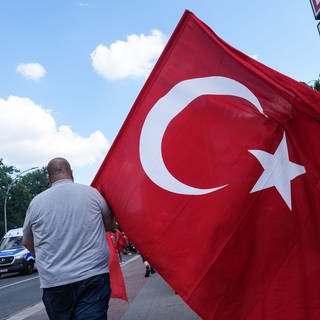Ein Fan geht mit einer türkischen Fahne