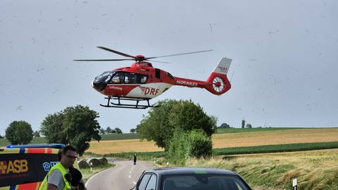 Auf der Kreisstraße zwischen Wüstenhausen und Untergruppenbach (beide Kreis Heilbronn) kam es zu einem schweren Frontalzusammenstoß. Drei Menschen wurden dabei schwer verletzt, es waren zwei Rettungshubschrauber im Einsatz.
