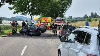 Auf der Kreisstraße zwischen Wüstenhausen und Untergruppenbach (beide Kreis Heilbronn) kam es zu einem schweren Frontalzusammenstoß. Drei Menschen wurden dabei schwer verletzt, es waren zwei Rettungshubschrauber im Einsatz.