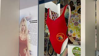 Pamela Andersons Originalbadeanzug aus Baywatch im bikiniARTmuseum in Bad Rappenau zur Ausstellung "Beyond the Baywatch".