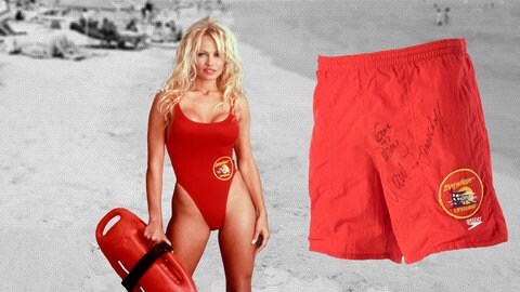 Pamela Anderson im roten Badeanzug und die Badehose von David Hasselhoff