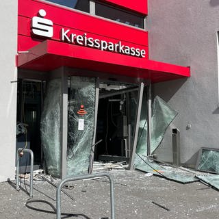 Automatensprengung in Schwaigern: In der Bankfiliale soll es mehrere Explosionen gegeben haben.