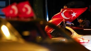 Türkische Fans feiern ihre Mannschaft mit einem Korso mit wehenden Fahnen (Symbolbild) 