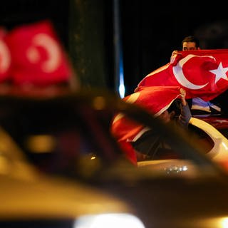 Türkische Fans feiern ihre Mannschaft mit einem Korso mit wehenden Fahnen (Symbolbild) 