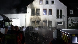 In Crailsheim sind in der Nacht auf Montag 15 Wäschecontainer in Brand geraten