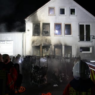 In Crailsheim sind in der Nacht auf Montag 15 Wäschecontainer in Brand geraten