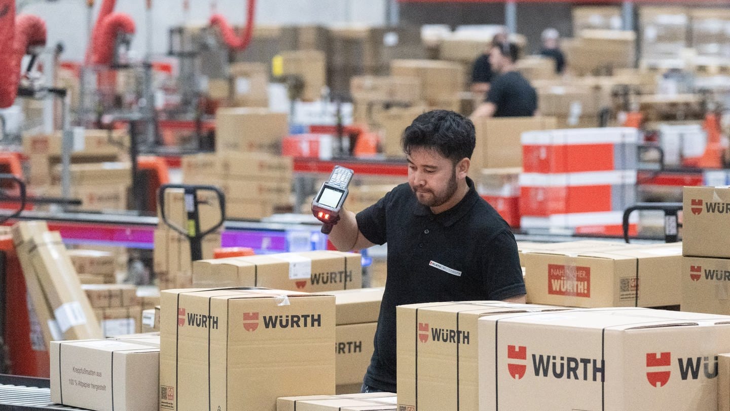 Ein Mitarbeiter des Handelskonzerns Würth steht im Zentralen Außenlager an einem Transportband.