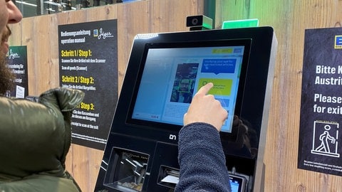 Ein Supermarkt am Flughafen Stuttgart hat die KI-basierte Altersprüfung schon im Einsatz.