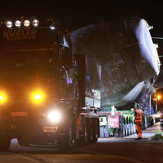 Ein mit dem U-Boot U17 beladener Schwertransport fährt bei Nacht über die Straße 
