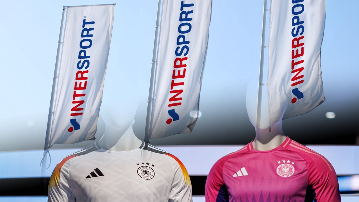 Intersport DfB-Trikot (Montage)