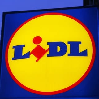 leuchtende Werbung mit dem Logo von Lidl