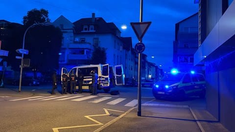 Polizeieinsatzkräfte sichern den Einsatzort neben dem Heilbronner Landratsamt.