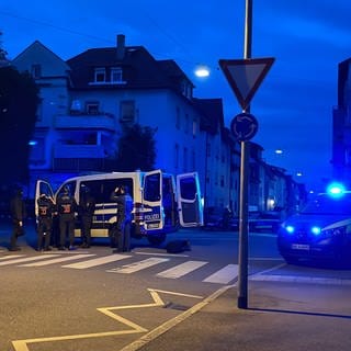 Polizeieinsatzkräfte sichern den Einsatzort neben dem Heilbronner Landratsamt.