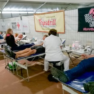 Personen auf Liegen und Personal bei Blutspendeaktion in Tripsdrill
