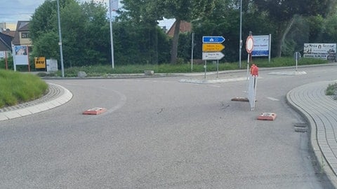 Immer wieder entfernen Autofahrerinnen und -fahrer Absperrungen von Baustellen. Ein Kontrollteam muss dann alles wieder aufbauen.