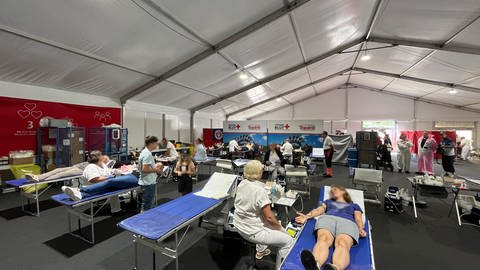 Menschen spenden Blut beim DRK in Tripsdrill. Der Anteil der Erstspenderinnen und -spender lag weit über dem Schnitt von anderen Blutspendeaktionen.