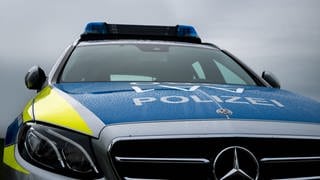 Ein Polizeiauto mit regennasser Front