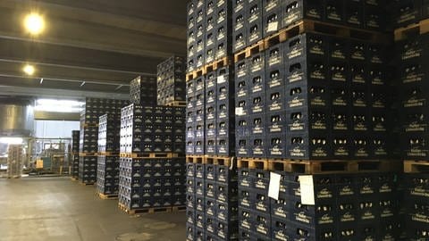Bierkisten auf Paletten stapeln sich im Lager der Haller Löwenbräu Brauerei in Schwäbisch Hall