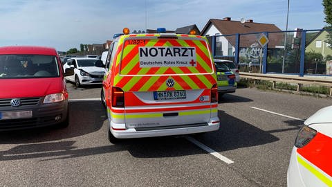 Ein Notarztwagen auf einem Parkplatz - das Deutsche Rote Kreuz im Einsatz