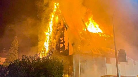 Großbrand in Widdern: Eine Kirche geht am Samstagabend in Flammen auf.