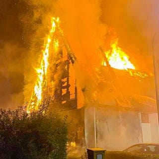 Großbrand in Widdern: Eine Kirche geht am Samstagabend in Flammen auf.