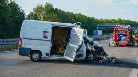 Ein beschädigter Transporter steht auf der Autobahn - Bei einem Unfall auf der A81 bei Ilsfeld wurde der Fahrer schwer verletzt.