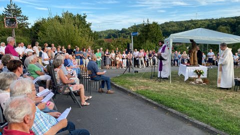 Der Gedenkegottesdienst eine Woche nach dem Brand der katholischen Kirche in Widdern.