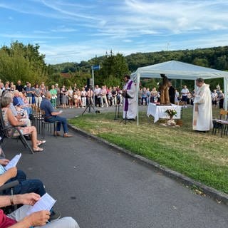 Der Gedenkegottesdienst eine Woche nach dem Brand der katholischen Kirche in Widdern.