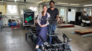 Die Gründer von Metrucks Srinath und Nicole Menon auf einem Prototyp.