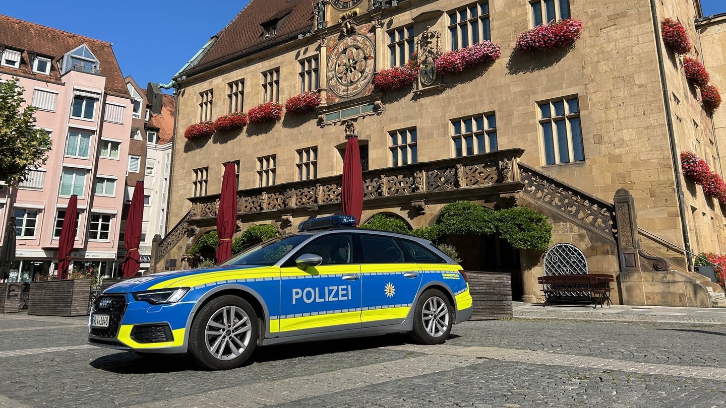 Noch ist der Marktplatz keine Waffenverbotszone in Heilbronn - dennoch ist die Poliezi präsent, hier bei einer Sicherheitskontrolle.