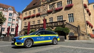 Noch ist der Marktplatz keine Waffenverbotszone in Heilbronn - dennoch ist die Poliezi präsent, hier bei einer Sicherheitskontrolle. 