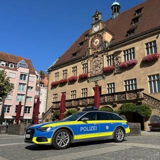 Noch ist der Marktplatz keine Waffenverbotszone in Heilbronn - dennoch ist die Poliezi präsent, hier bei einer Sicherheitskontrolle. 