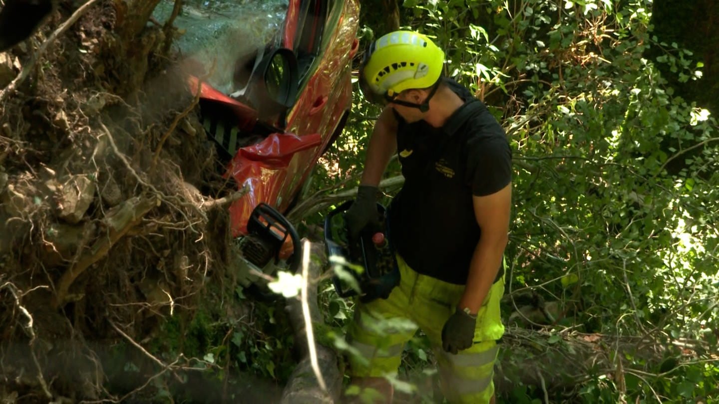 Bergungsarbeiten an der Cröffelbacher Steige nach Unfall mit Pkw