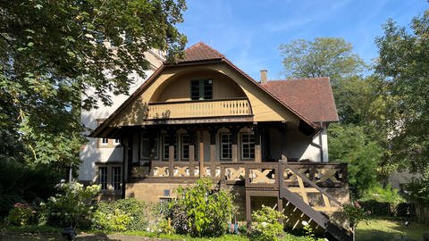 1822 suchte Kerner ein Grundstück in Weinsberg, darauf baute der Architekt Johann Georg Hildt ein Haus. Es bekam 1827 einen Anbau. 1880 ließ Kerners Sohn das Gebäude umbauen und es bekam einen Turm, der das Treppenhaus enthält.