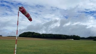 Segelflugzeug stürzt im Hohenlohekreis nach Start ab. Windsack am Segelfluggelände Ingelfingen-Hermuthausen.