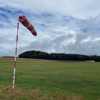 Segelflugzeug stürzt im Hohenlohekreis nach Start ab. Windsack am Segelfluggelände Ingelfingen-Hermuthausen.