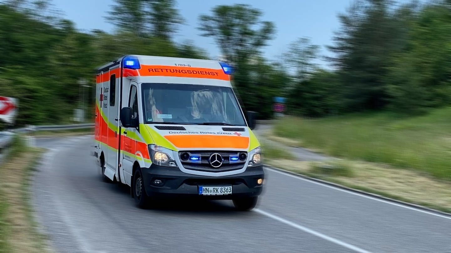 Ein Rettungswagen des DRK auf einer Landstrasse mit Blaulicht in Fahrt (Symbolbild)