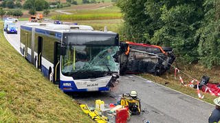 Schwerer Verkehrsunfall mit Linienbus und Kleintransporter. Kreisstraße 2009 zwischen Langenbrettach und Bretzfeld