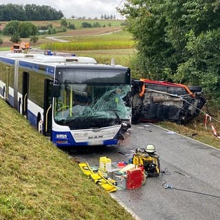 Schwerer Verkehrsunfall mit Linienbus und Kleintransporter. Kreisstraße 2009 zwischen Langenbrettach und Bretzfeld