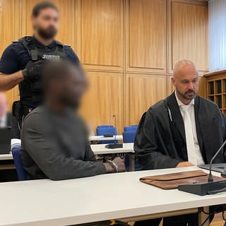 Prozess am Landgericht Heilbronn. Angeklagter, Dolmetscher und weitere Personen.