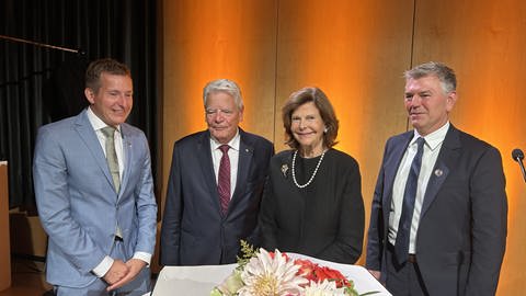 (v.l.n.r.:) Künzelsaus Bürgermeister Stefan Neumann (parteilos), Alt-Bundespräsident Joachim Gauck, Königin Silvia von Schweden, Landrat des Hohenlohekreises Ian Schölzel (parteilos).