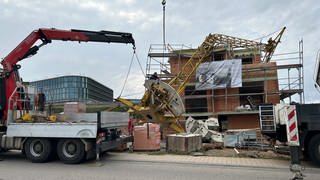 Kran kracht in Bad Friedrichshball auf Rohbau