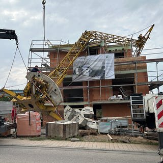 Kran kracht in Bad Friedrichshball auf Rohbau