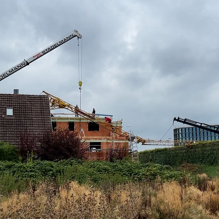 Kran umgestürzt in Bad Friedrichshall-Kochendorf