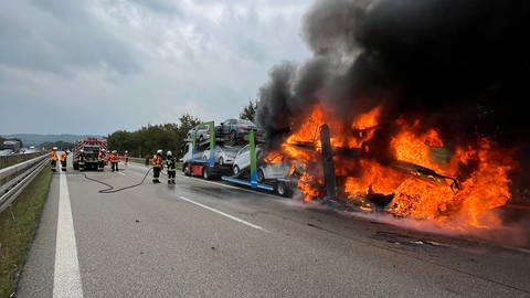 Auf der A6 bei Satteldorf (Kreis Schwäbisch Hall) ist bei einem schweren Brand eines Lkw mitsamt geladener Autos ein Schaden von rund einer viertel Million Euro entstanden.