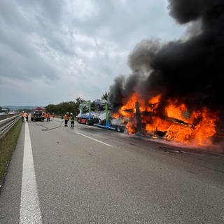 Auf der A6 bei Satteldorf (Kreis Schwäbisch Hall) ist bei einem schweren Brand eines Lkw mitsamt geladener Autos ein Schaden von rund einer viertel Million Euro entstanden.