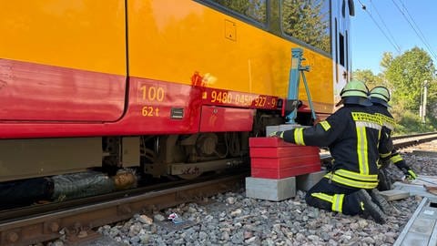 Großübung in Schwaigern (Kreis Heilbronn): Die Feuerwehr übt mit einer Puppe die Bergung einer Leiche, die unter einem Zug liegt.