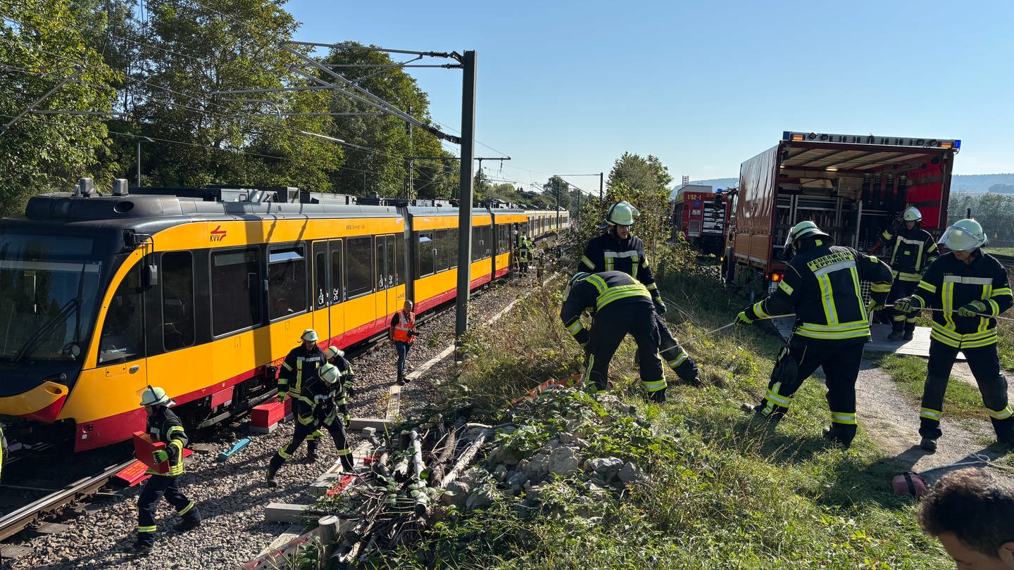 In Schwaigern (Kreis Heilbronn) haben die Deutsche Bahn, die Albtal-Verkehrs-Gesellschaft, Rettungskräfte, Feuerwehr und Polizei für den Ernstfall eines Zugunglücks geprobt.