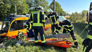 Wie kann man Verletzte bei einem Zugunglück bergen? Das hat unter anderem die Feuerwehr in Schwaigern (Kreis Heilbronn) geübt.